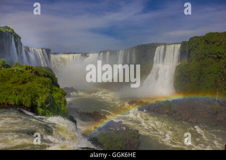 IGUAZU, Brasilien - 14. Mai 2016: schönen Regenbogen gebildet mit dem Nebel der wichtigsten Herbst genannt Teufel Kehle Stockfoto