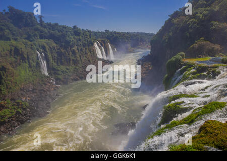 IGUAZU, Brasilien - 14. Mai 2016: schöne Aussicht auf den Fluss, der fließt das Wasser aus einigen anderen kleinen Wasserfällen sammeln Stockfoto