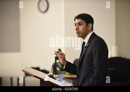 Univ. of Texas Alumnus und muslimischen Vertreter, die Vereinigten Staaten der Staat Shaarik Zafar spricht mit UT Studenten Stockfoto