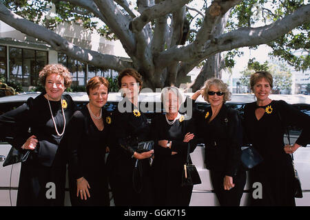 KALENDER GIRLS / Kalender Girls UK 2003 / Nigel Cole Cora (LINDA BASSETT), Annie Clark (JULIE WALTERS), Celia (CELIA IMRIE), Jessie (ANNETTE CROSBY), Chris Harper (HELEN MIRREN) und Ruth (PENELOPE WILTON) Regie: Nigel Cole aka. Kalender-Girls Stockfoto