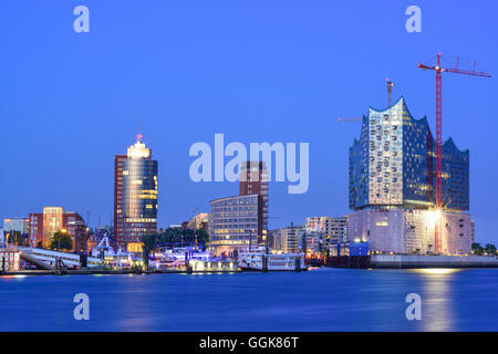 Kehrwiderspitze mit beleuchteten Gebäuden des Hanseatic Trade Center und Elbphilharmonie, Hafencity, Hamburg, Deutschland Stockfoto