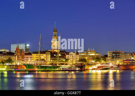 Fluss Elbe mit Museum Schiff Rickmer Rickmers und Kirche St. Michaelis, Michel, im Hintergrund, in der Nacht, Hamburg, Deutschland Stockfoto