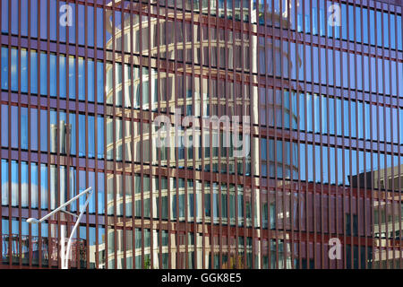 Fassade des Coffee Plaza reflektieren Glasfront, Sandtorpark, Hafencity, Hamburg, Deutschland Stockfoto