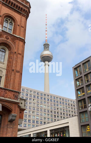 TV-Tower Berlin von anderen Gebäuden zeigen unterschiedlichen Architektur eingerahmt Stockfoto