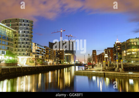 Beleuchteten Hafen Sandtorhafen mit Elbphilharmonie im Hintergrund, Hafencity, Hamburg, Deutschland Stockfoto