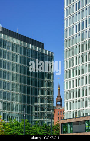 Gebäude der Spiegel-Redaktion, Spiegelgebaeude, mit Kirche St. Katharinen in Hintergrund, Hafencity, Hamburg, Deutschland Stockfoto