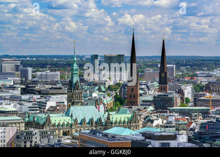 Blick auf Hamburg mit Rathaus und Kirchen St. Jacobi und St. Petri von Michel, Kirche St. Michaelis, Hamburg, Deutschland Stockfoto