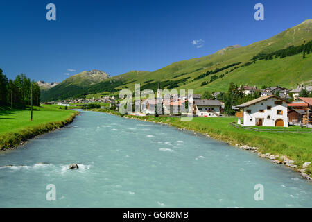 Blick über den Fluss Inn, S-Chanf, La Plaiv, Oberengadin, Kanton Graubündens, der Schweiz Stockfoto