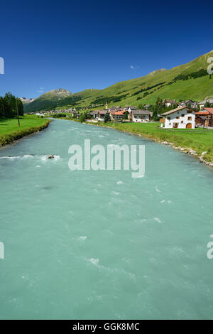 Blick über den Fluss Inn, S-Chanf, La Plaiv, Oberengadin, Kanton Graubündens, der Schweiz Stockfoto