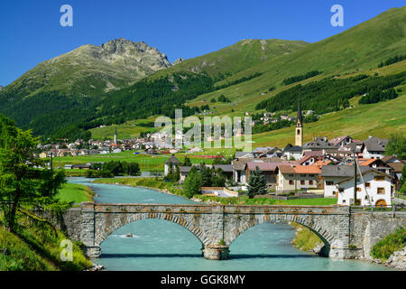 Blick über den Fluss Inn, S-Chanf, La Plaiv, Oberengadin, Kanton Graubündens, der Schweiz Stockfoto