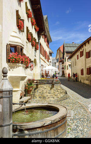 Brunnen zwischen Engadiner Häuser, Unterengadin, Engadin, Kanton Graubündens, Guarda, Schweiz Stockfoto