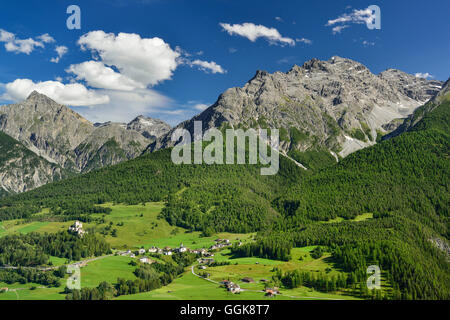 Mit Blick auf Schloss Tarasp und Fontana mit Sesvenna im Hintergrund, Unterengadin, Kanton Graubündens, der Schweiz Stockfoto