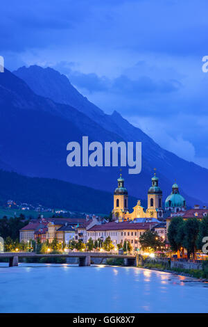 Blick über Inn River zur Kathedrale des Hl. Jakob in den Abend, Karwendel mit Mount Bettelwurf in Hintergrund, Innsbruck, Tirol, A Stockfoto