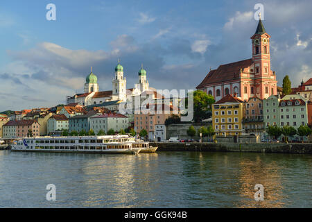 Blick über die Donau zum Altstadt mit Kirche St. Paul und St. Stephans Cathedral, Passau, Niederbayern, Deutschland Stockfoto