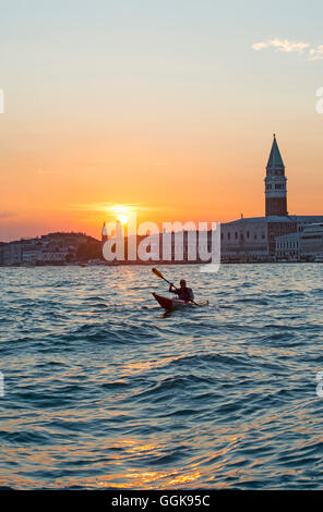 Paddler bei Sonnenuntergang vor Piazza San Marco, Venedig, Italien Stockfoto