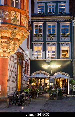 Coburger Erker im Stadthaus, ehemalige Kanzlei Gebäude und Goldenes Kreuz Restaurant bei Dämmerung, Coburg, Franken, Bayern, Deutschland Stockfoto