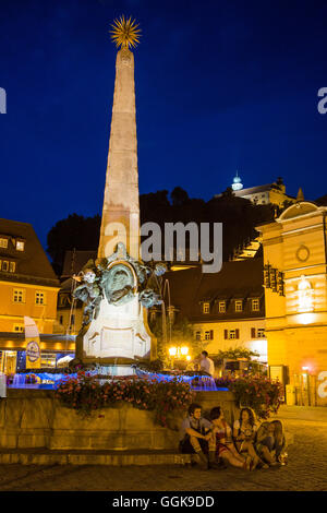 Luitpold-Brunnen auf dem Marktplatz bei Nacht, Kulmbach, Franken, Bayern, Deutschland Stockfoto