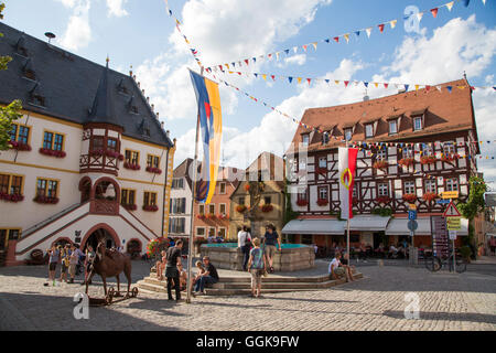 Straßenmusikanten und Brunnen auf dem Markt Platz, Volkach, Franken, Bayern, Deutschland Stockfoto