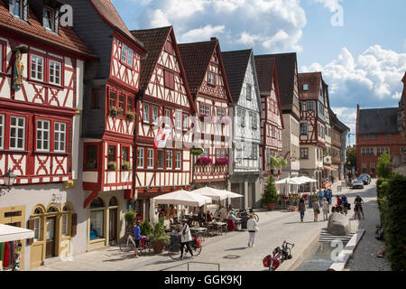 Fachwerkhaus in der Altstadt mit Leute sitzen außerhalb von Cafés und Restaurants, Ochsenfurt, Franken, Bayern, Deutschland Stockfoto