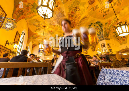 Kellnerin mit Bier im Hofbrauhaus, München, Upper Bavaria, Bavaria, Germany Stockfoto