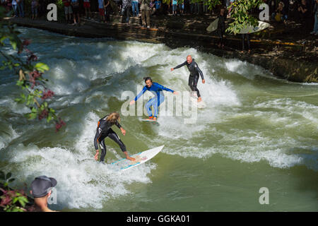 Surfer am Eisbach River in den englischen Garten, München, Upper Bavaria, Bavaria, Germany Stockfoto