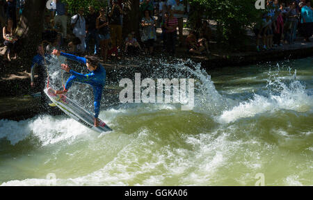 Surfer am Eisbach River in den englischen Garten, München, Upper Bavaria, Bavaria, Germany Stockfoto