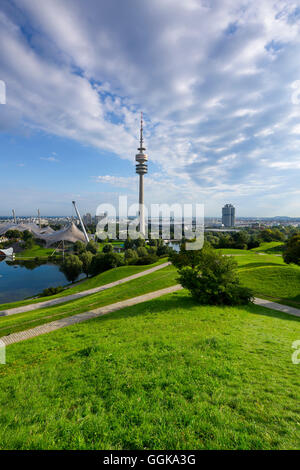 Blick vom Olympiabakken auf dem Olympiaturm und der BMW-Turm, Allianz Arena im Hintergrund, München, Bayern, Oberbayern, Stockfoto