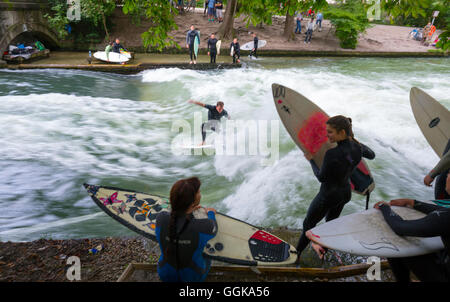 Surfer, Surfen auf der Eisbach im englischen Garten, München, obere Bayern, Bayern, Deutschland Stockfoto