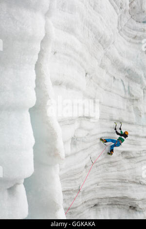 Eis-Kletterer Markus Bendler am Eisfall, Hintertuxer Gletscher, Hintertux, Tirol, Österreich Stockfoto