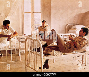 DER BÖSE TRICK / Catch 22 USA 1970 / Mike Nichols Szene Mit ALAN ARKIN (Captain John Yossarian), ANTHONY PERKINS (Kapitän Kaplan a.t. Tappman) Und RICHARD BENJAMIN (Major Danby). Regie: Mike Nichols aka. Catch 22 Stockfoto