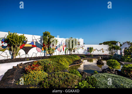 Farbige Wand in Fundacion Cesar Manrique, Tahiche, Lanzarote, Kanarische Inseln, Spanien Stockfoto