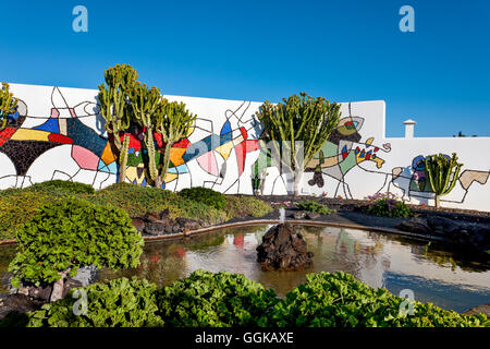 Farbige Wand in Fundacion Cesar Manrique, Tahiche, Lanzarote, Kanarische Inseln, Spanien Stockfoto