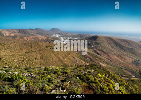 Blick auf das Dorf Haria vom Mirador de Los Helechos, Tal der 100 Palmen, Lanzarote, Kanarische Inseln, Spanien Stockfoto