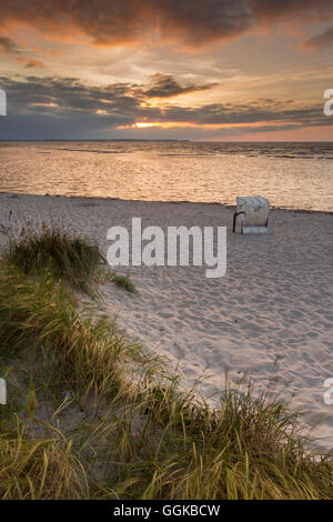 Strandkorb am Strand bei Sonnenuntergang, Stein, Laboe, Kieler Förde, Ostsee, Friedrichsort, Kiel, Schleswig-Holstein, Deutschland Stockfoto