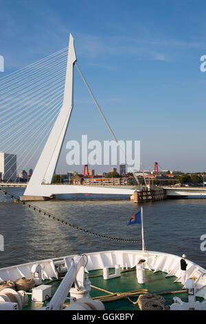 Bogen des Kreuzfahrtschiff MS Deutschland (Reederei Peter Deilmann) an Nieuwe Maas mit Erasmus-Brücke, Rotterdam, Zuid-Holland, Stockfoto