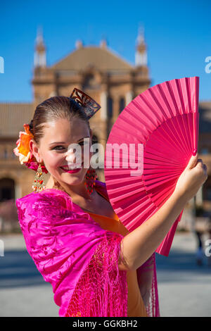 Junge Frau von Fuego Flamenco Tanzgruppe am Plaza de Espana (MR), Sevilla, Andalusien, Spanien Stockfoto