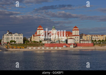 Blick von der Seebrücke auf das Kurhaus, Seebad Binz, Ostsee, Rügen, Mecklenburg-Vorpommern, Deutschland Stockfoto