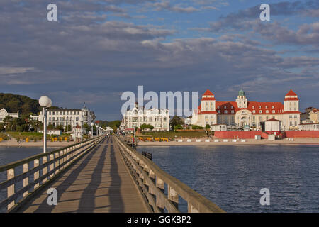 Blick von der Seebrücke auf das Kurhaus, Seebad Binz, Ostsee, Rügen, Mecklenburg-Vorpommern, Deutschland Stockfoto