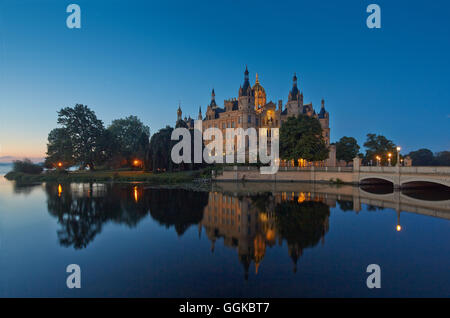 See und Schweriner Schloss am Abend, Schwerin, Mecklenburg Vorpommern, Deutschland Stockfoto