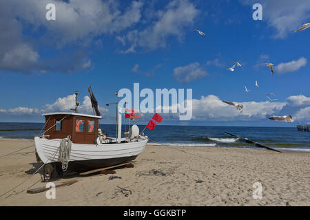 Fischerboot am Strand, höchsten, Usedom, Ostsee, Mecklenburg-Vorpommern, Deutschland Stockfoto