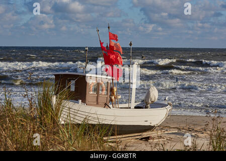 Fischerboot am Strand, höchsten, Usedom, Ostsee, Mecklenburg-Vorpommern, Deutschland Stockfoto