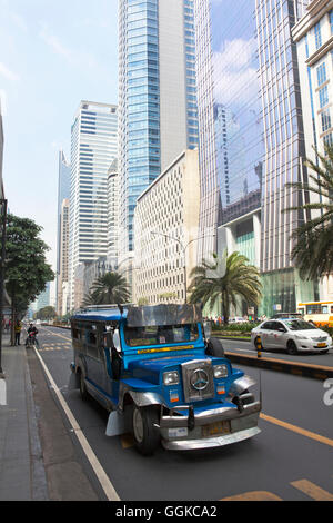 Jeepney typische Phillipine ÖPNV, Ayala Avenue in Makati City, dem Finanz- und Geschäftsviertel im Zentrum oft Stockfoto