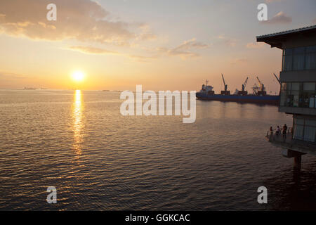 Sonnenuntergang im Hafen von Metro Manila, der Hauptstadt der Philippinen, Asien Stockfoto