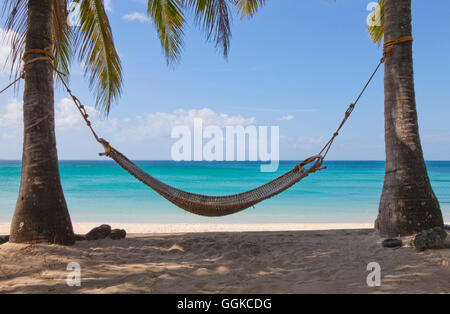 Hängematte zwischen zwei Palmen, tropische Saud Strand in Pagudpud, Provinz Ilocos Norte auf der Insel Luzon Philippinen Stockfoto