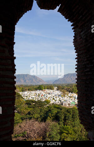 Blick auf einem Friedhof und Hügel vom Bantay Kirche Glockenturm in der Nähe der historischen Stadt Vigan, UNESCO World Heritage sitzen Stockfoto