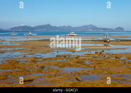 Angelboote/Fischerboote in den Bacuit Archipel in der Nähe von El Nido, Palawan Island, South China Sea, Philippinen, Asien Stockfoto