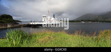 Loch Linnhe mit dem Fischerdorf Corran in den Hintergrund, Ardgour, Highland, Schottland, Vereinigtes Königreich Stockfoto