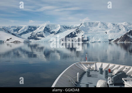 Bogen der Expedition Kreuzfahrtschiff MS Hanseatic (Hapag-Lloyd Kreuzfahrten) beim Landeanflug auf antarktischen Festland, Neko Harbour, Antarktis Stockfoto