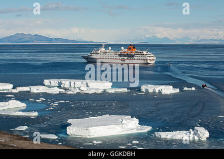 Expedition-Kreuzfahrtschiff MS Hanseatic (Hapag-Lloyd Kreuzfahrten) in der Bucht von McMurdo Station, McMurdo-Station, Ross Island, Antarktis Stockfoto