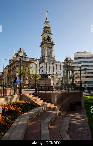 Statue von Robert Burns vor Dunedin Rathaus im Octagon, Dunedin, Otago, Südinsel, Neuseeland Stockfoto